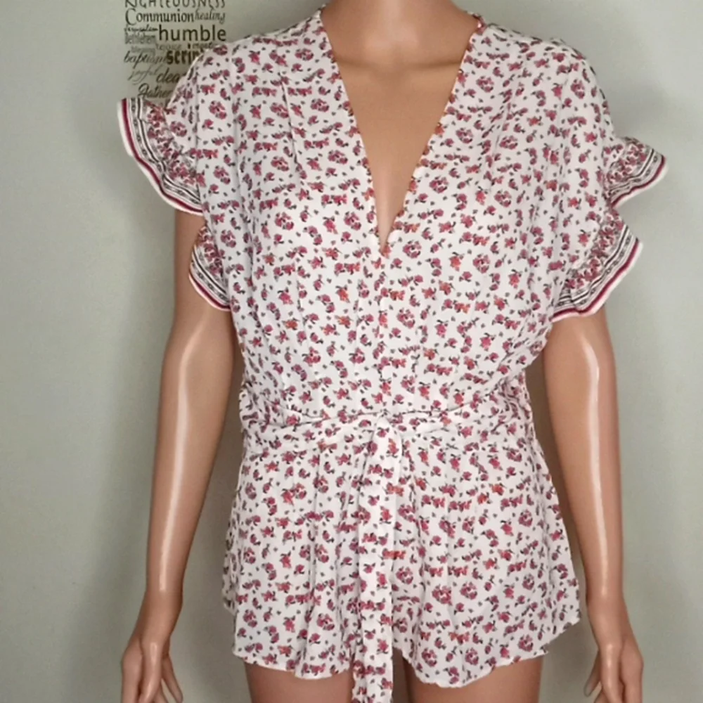 Max studio White/Red Blouse Women's Sz Medium NWTS - Picture 1 of 3